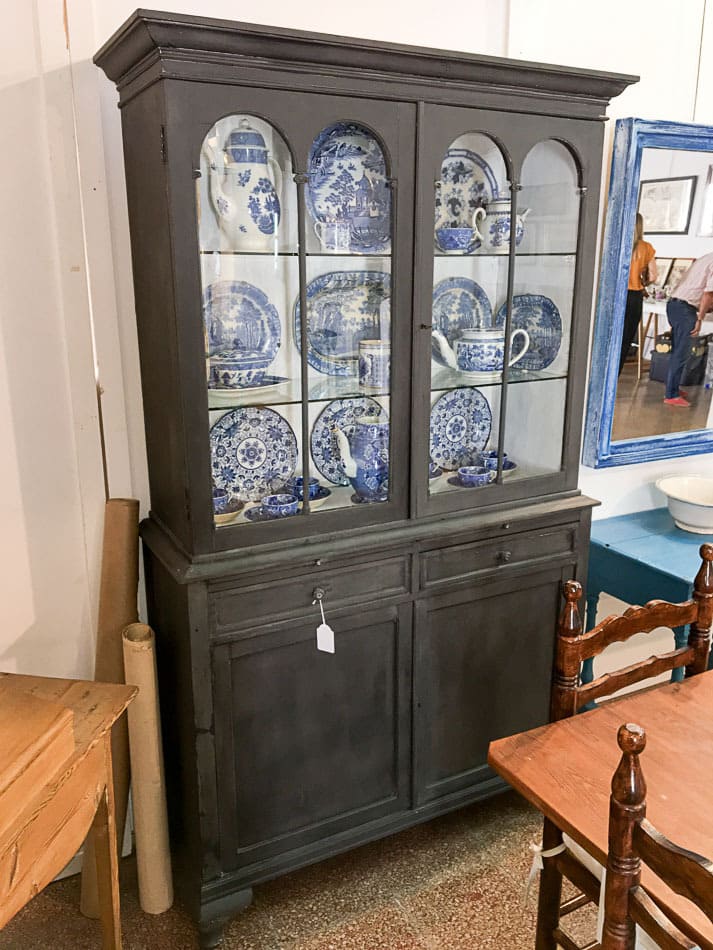 Restauración de muebles antiguos menorca 5 Vitrina decapada gris despues